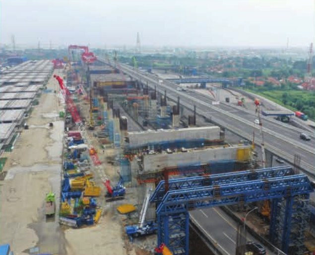 Pembangunan jalur layang kereta cepat di sisi jalan tol