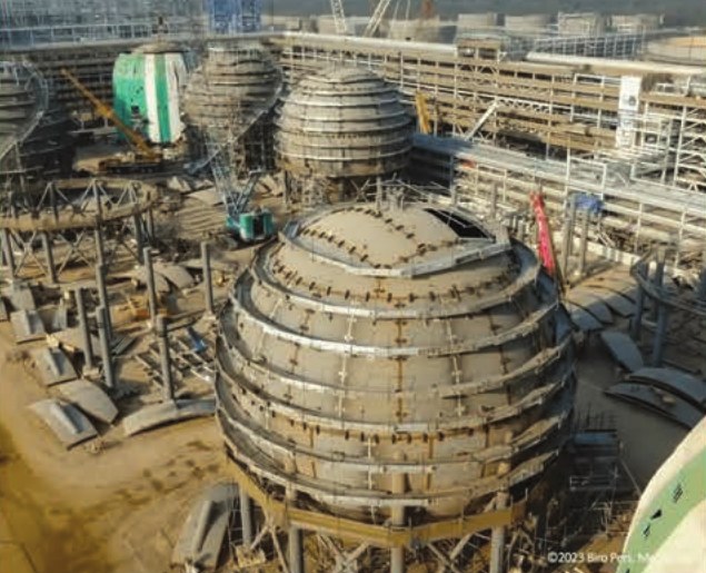 Tangki bulat raksasa dalam pembangunan di kompleks Lotte Chemical