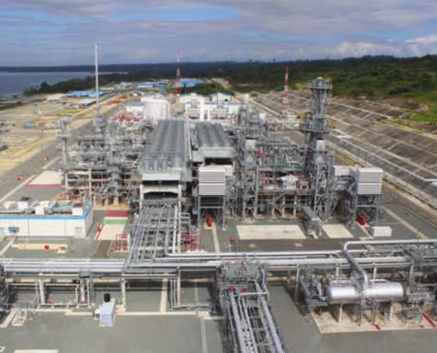 Fasilitas terminal LNG di tepi pantai Sumbawa