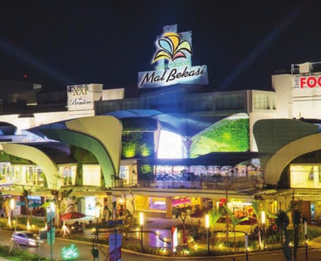 Fasad Summarecon Mall Bekasi pada malam hari